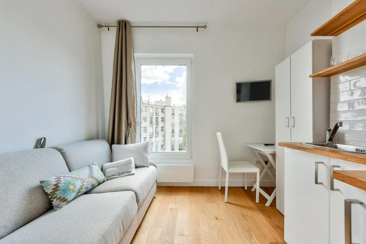 Studio With A Panoramic View Of The Eiffel Tower Paris Frankrig