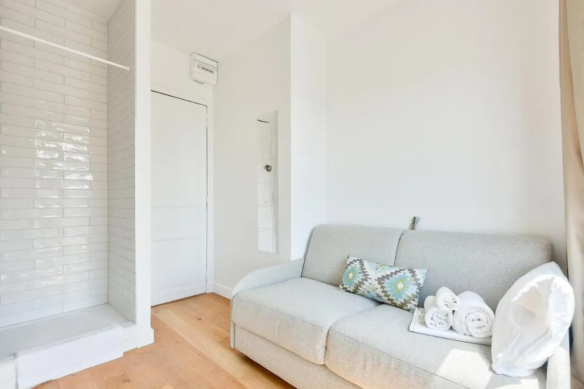 Studio With A Panoramic View Of The Eiffel Tower Paris